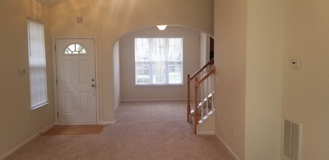 Building Photo - Gorgeous End Unit Townhome with Owners Bed...