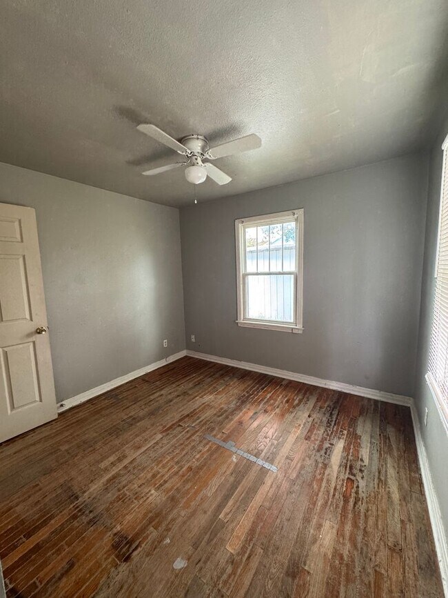 Foto del edificio - Ready to rent on 8/6/2025 2/1 separate dup...