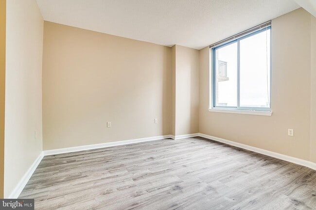 Building Photo - 851 N Glebe Rd