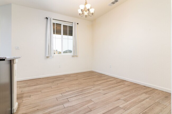 Foto del edificio - 3224 DOREST ST  3 BEDROOM 2 BATHROOM HOME  SOLAR  TULARE