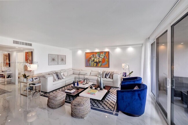 Foto del edificio - 2 Grove Isle Dr