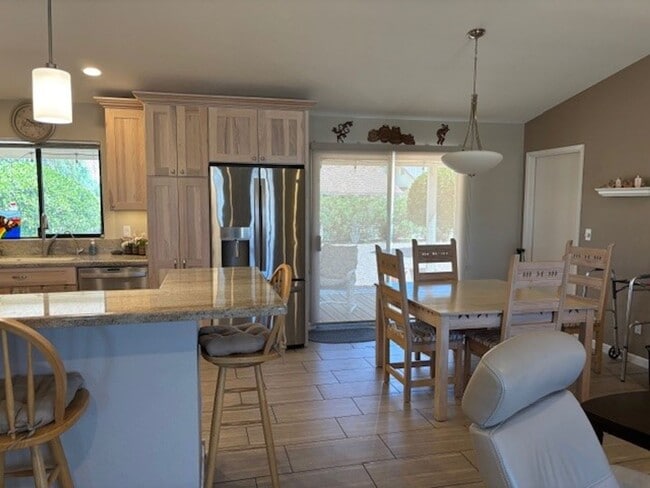 Building Photo - Welcome to this charming 2 bedroom, 2 bath...