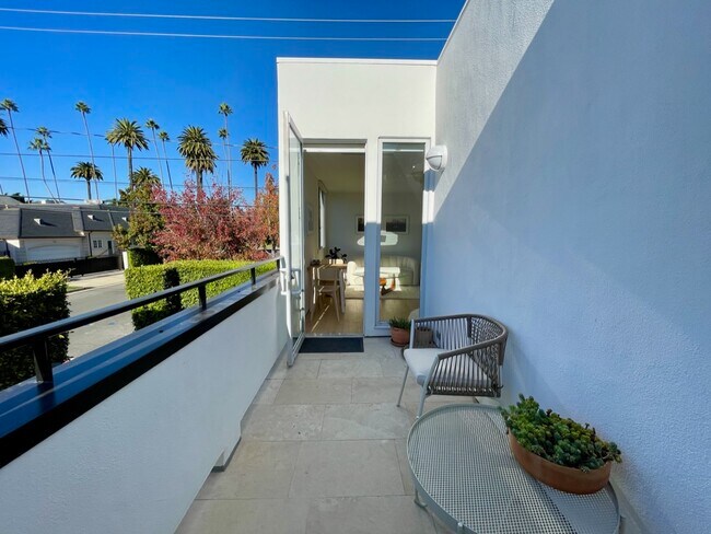 Balcón, cubierta - 522 N Roxbury Dr