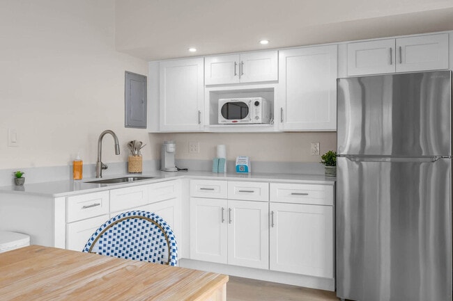 Building Photo - 637 S Orlando Ave