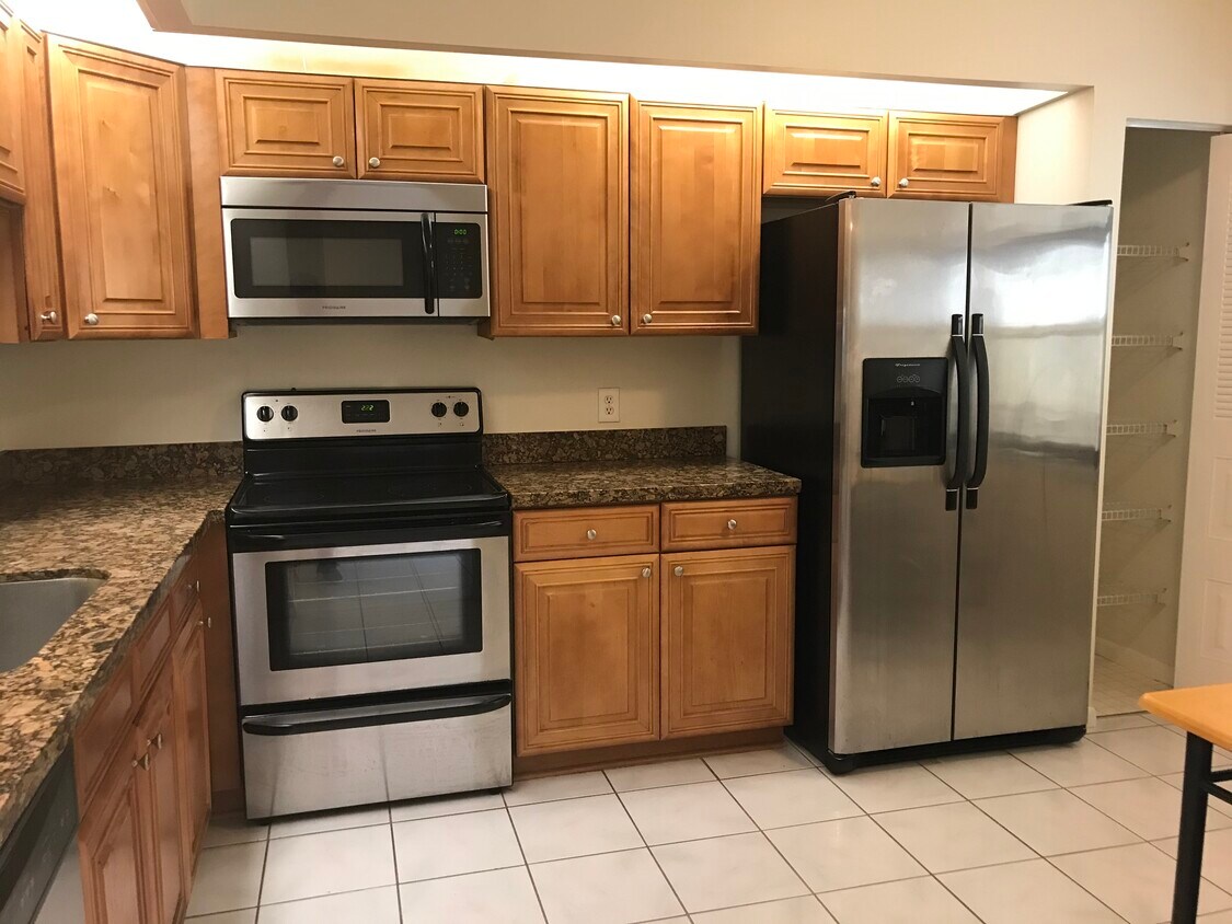 Eat-In Kitchen with Stainless Steel Appliances & Granite Countertops - 12650 SW 6th St