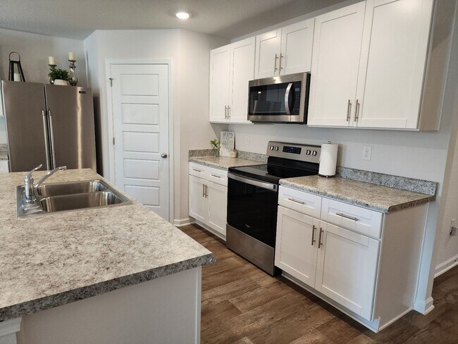 Building Photo - Perfect condition! Amazing location! Beaut...
