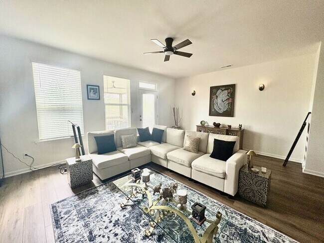Foto del edificio - Scenic 3-Bed Townhome with Screened Porch, First Floor Storage & 1-Car Garage – Overlooking the G...
