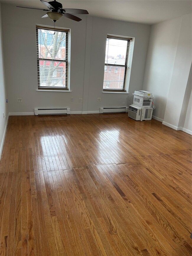 Foto del edificio - 54-15 82nd St