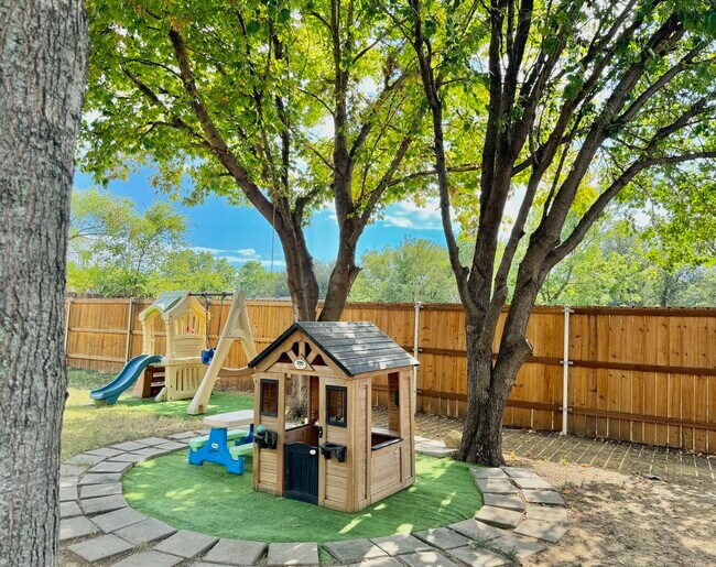 Building Photo - 1024 Waterview Dr
