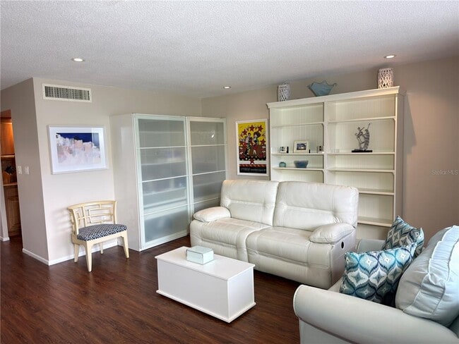 Building Photo - 2650 Pearce Dr