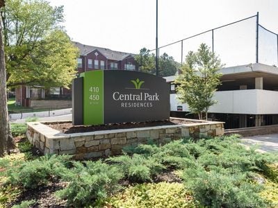 Front Entrance - 450 W 7th St