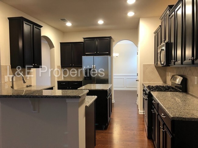 Foto del edificio - MOVE IN READY!