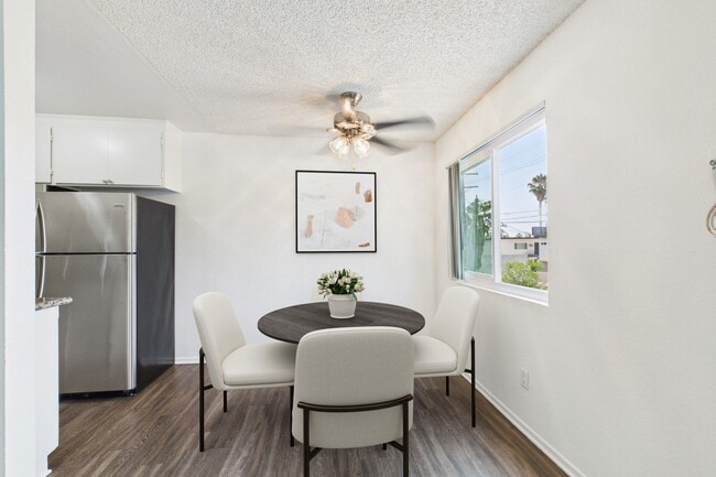 Building Photo - Gilmore  Apartments Van Nuys