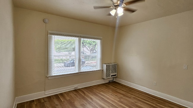 Foto del edificio - 1330 W 11th St