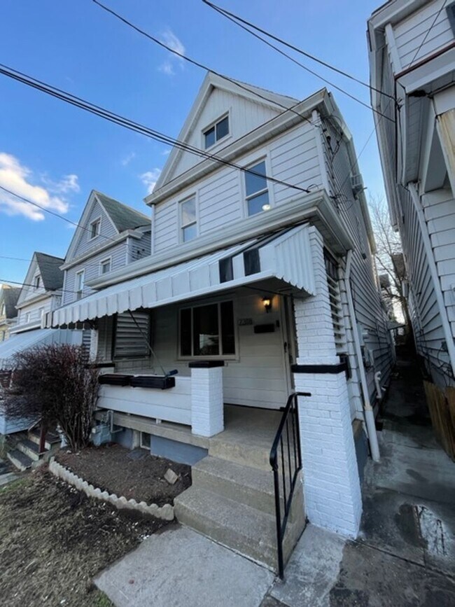 Building Photo - Newly Renovated 3 bedroom, 1 bathroom in South Side Slopes- Stainless Appliances and Sun Room