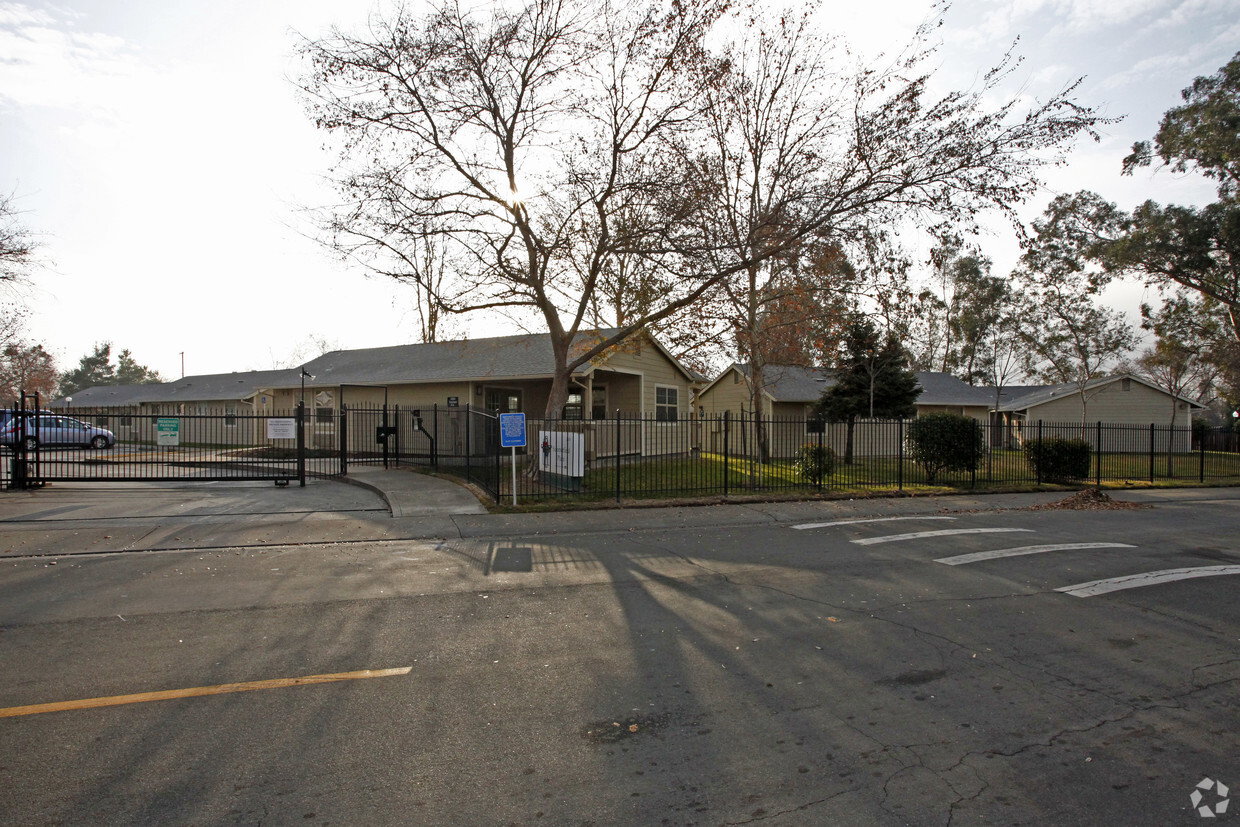 Primary Photo - Summerfield Plaza