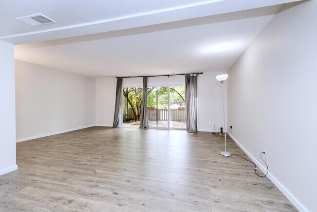 Foto del edificio - 725 Peninsula Ct