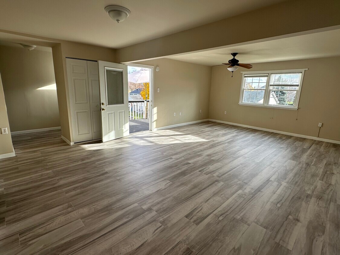 Foto principal - 320 W 5th St