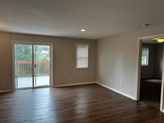 Foto del edificio - Very Spacious 1 Bedroom Upstairs Unit With A Private Deck