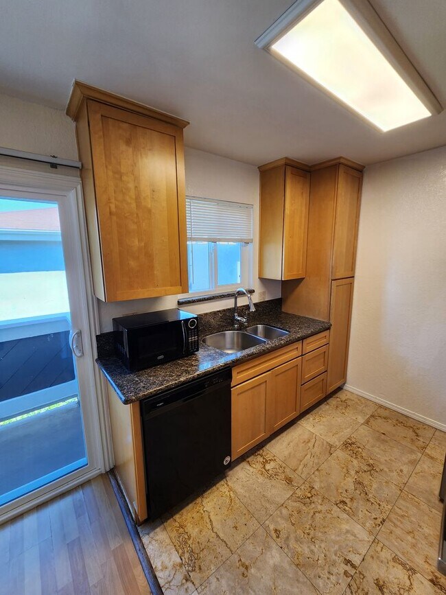 Building Photo - 3 Bedroom 2 Bath Upper Unit in Mira Mesa