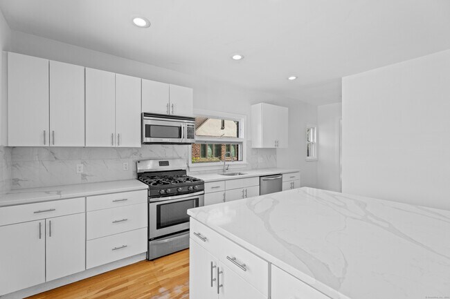 Building Photo - 738 Townsend Ave