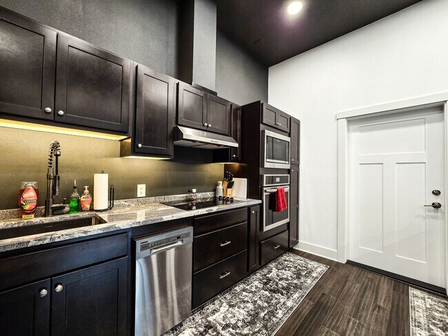 Building Photo - Gorgeous Modern MIL