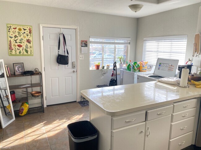 Foto del edificio - Room for Rent, 1 bath Duplex - 570 East 50...