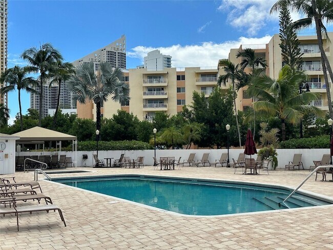 Foto del edificio - 17801 N Bay Rd