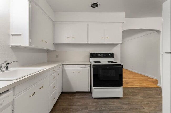 Building Photo - 6614 E Burnside St