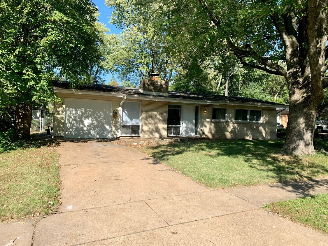 Foto principal - 3 Bedroom Home in Florissant - UPDATED KIT...