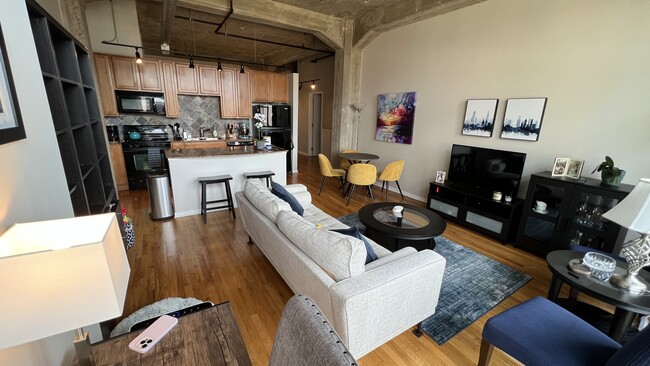 Building Photo - 210 S Desplaines St