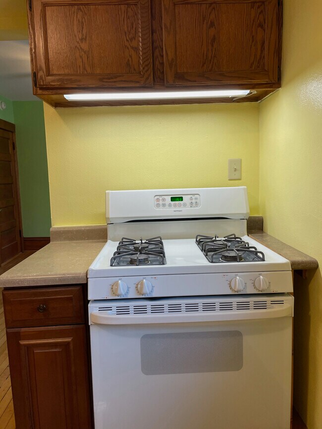 Full sized gas range with under cabinet lighting. - 236 Dunning St