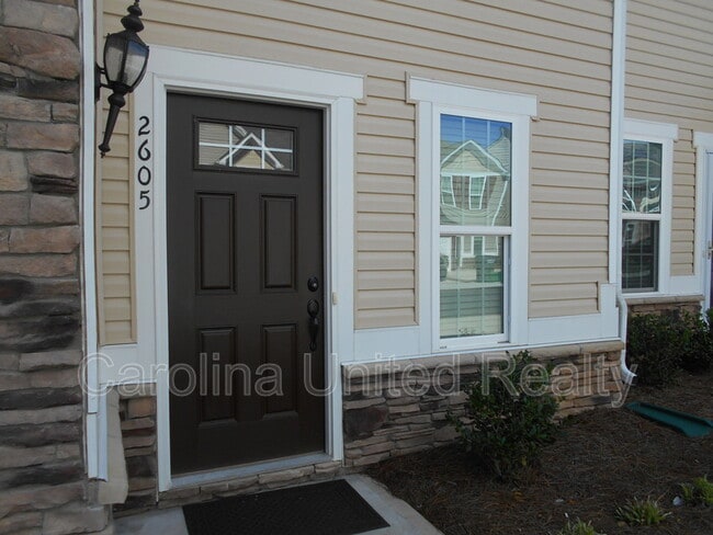 Building Photo - 2605 Silverthorn Dr