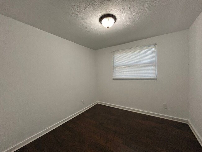 Building Photo - Nolan Street Duplex