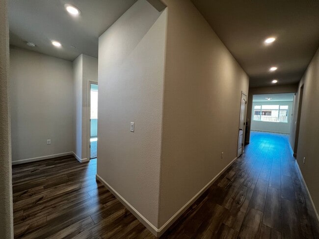 Building Photo - 2035 Greenbriar Dr