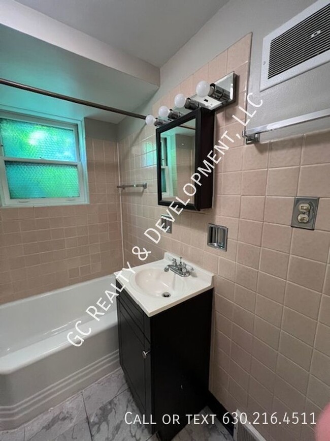 Building Photo - ***FOREST PARK / 1 BDRM / APPLIANCE INLC /...