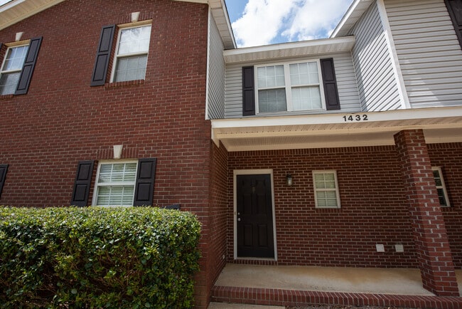 Building Photo - 1432 S Donahue Dr