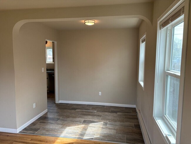 Building Photo - Renovated 4 Bed Available in Tacoma!