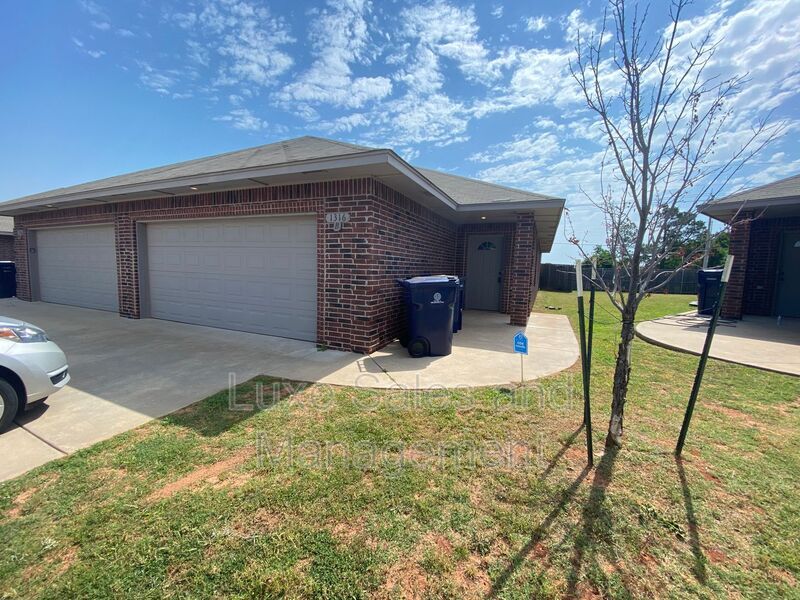1316 Garden Gate Dr Unit B, Yukon, OK 73099 Condo for Rent in Yukon