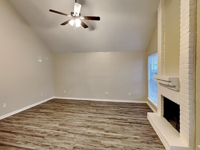 Foto del edificio - 8314 Greenleaf Lake Dr