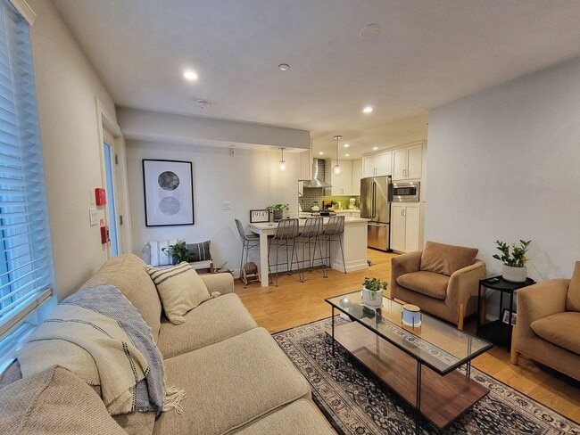 Building Photo - Exquisite Boutique Condo in the Heart of Q...