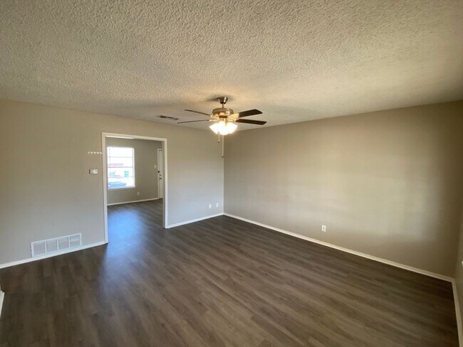Foto del edificio - NEWLY UPDATED HOUSE! Spacious 4 bedroom 2 ...