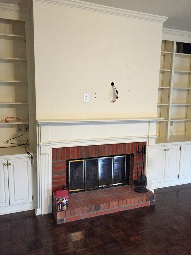 Building Photo - 1180 E University Dr