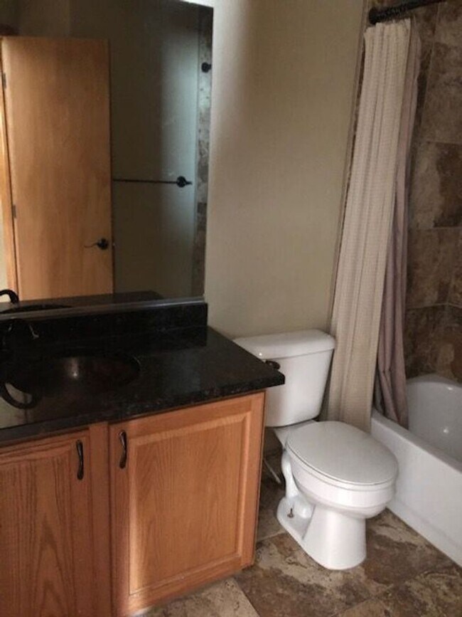 Building Photo - Spacious Tri-Level home in Castle Rocks Me...