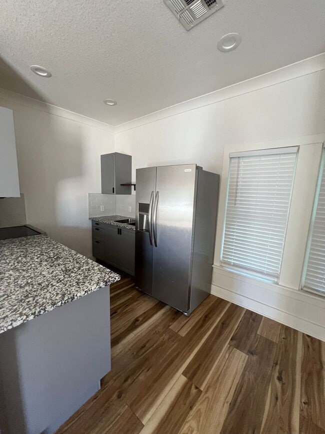 Building Photo - Cute 2/2 Duplex