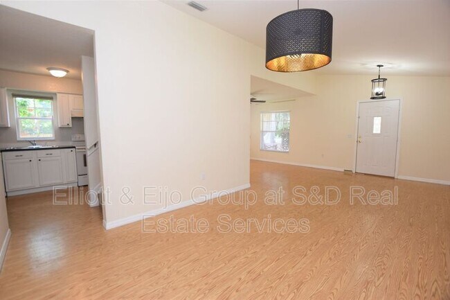 Building Photo - 302 W Belmar St
