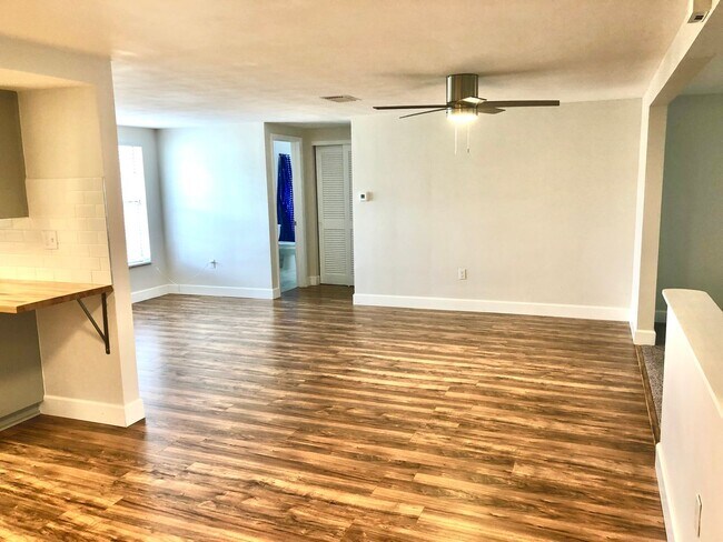 Building Photo - Charming 2BD/2BTH Updated Home in Port Richey