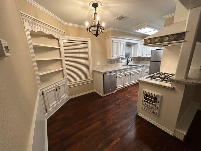 Dining - 1608 Crockett St