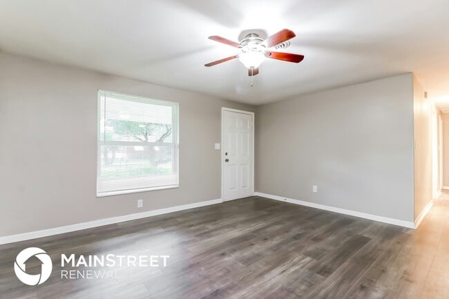 Building Photo - 921 Hillside Dr