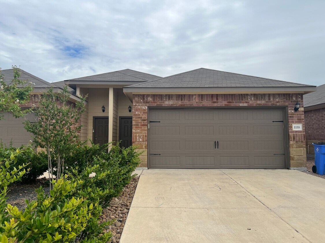 Primary Photo - Luxury 3/2 Duplex in Seguin, Texas
